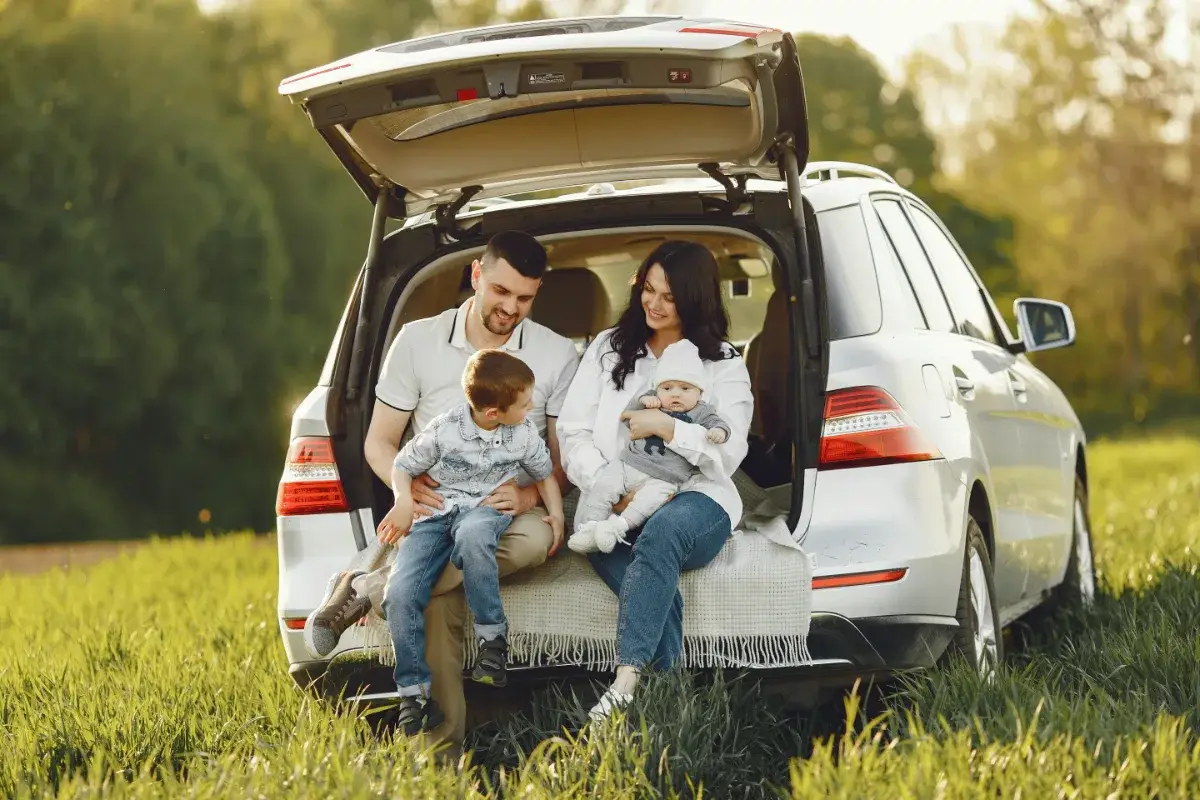 Jak bezpiecznie podróżować z dziećmi? Poradnik na wakacje