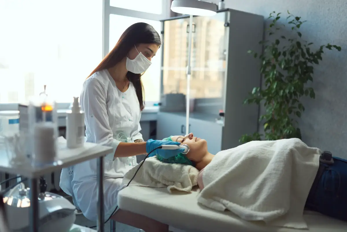 Bezpieczna medycyna estetyczna: dlaczego antyseptyka jest kluczem do udanych zabiegów?